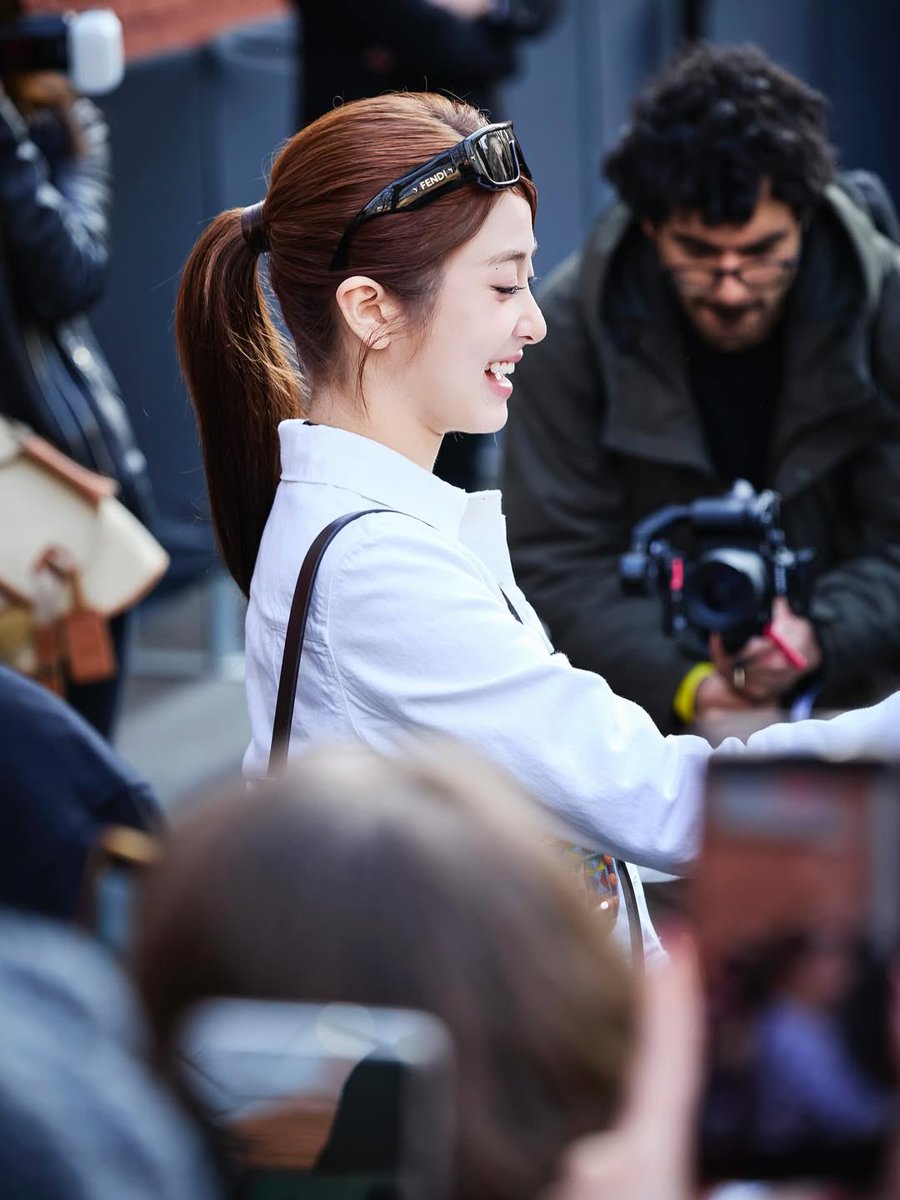 huh_zz9_'s tweet photo. ユンジン、かっこいいし、綺麗だね。
笑顔がいい。ふわっと周りを明るくする。
HUH YUNJIN at FENDI MFW
#YUNJINxFENDI
#YUNJINxFendiFW26
#HUHYUNJIN #FendiFW26 #FEND https://t.co/nbKjmN7RWB