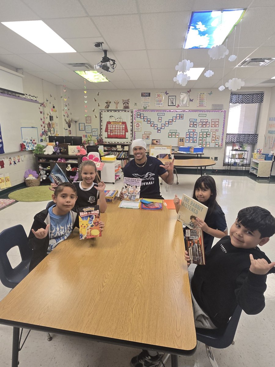 vl_segovia's tweet photo. Rowdy Readers!!! @UTSAFTBL @DarionWhite5 @Brandon_T4 @coachDB_William @xavier_walton #promotingliteracy #210triangleoftoughness https://t.co/4RW9IHYkEa