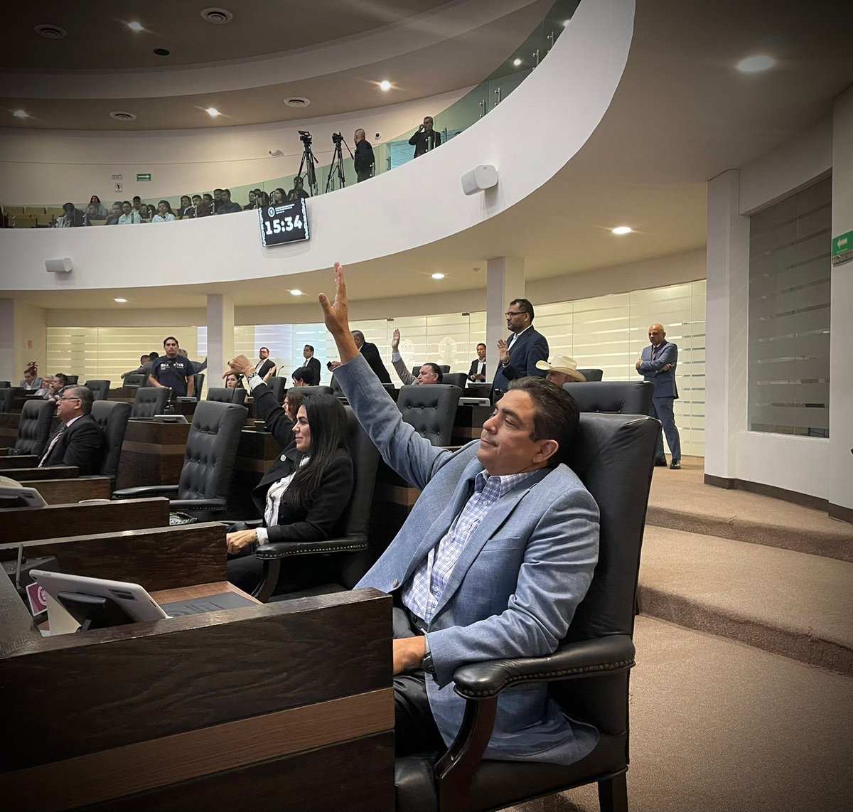 IGCabezadeVaca's tweet image. Voté en contra de donar un predio del municipio de #Casas para una Gasolinera del Bienestar.

El Estado no debe jugar al empresario. Su función es garantizar seguridad, servicios e infraestructura, no administrar negocios.

La gasolina no es más barata. No hay un beneficio social