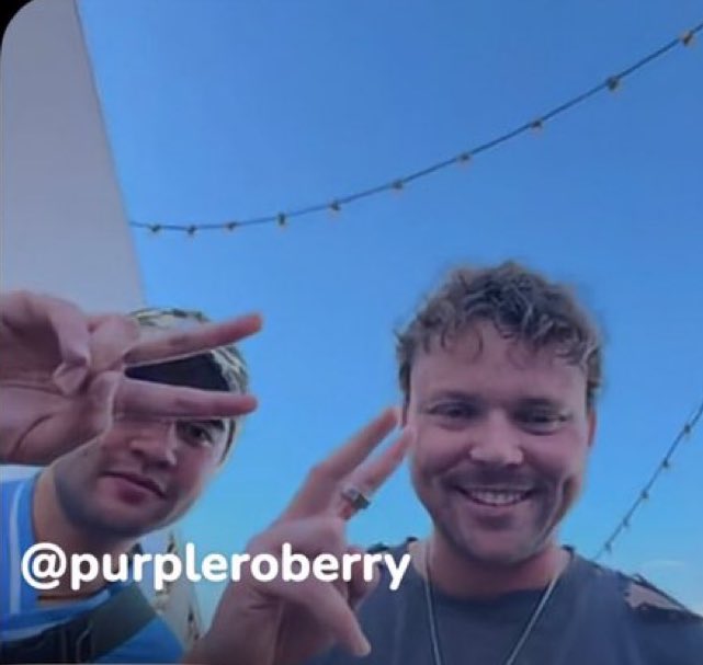 [📷]
Calum y Ashton hace poco en videollamada con una fan! 💗