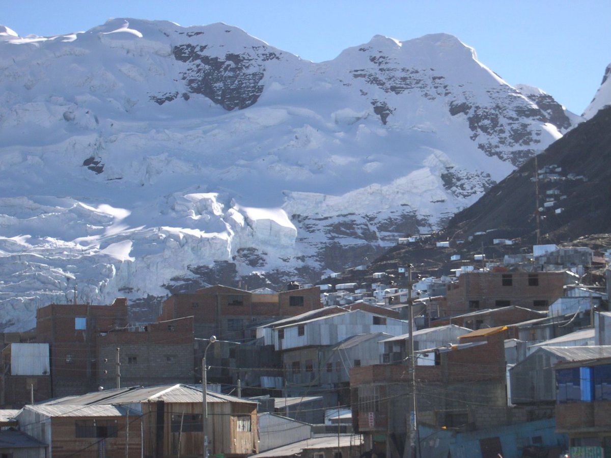 Pedro_vrae's tweet photo. Asesinan a médico serumista en La Rinconada - #Puno.
El #médico serumista Héctor Apaza- natural de Puno- el domingo 22 desapareció al salir de su centro de trabajo, en el Centro de Salud de #LaRinconada, provincia de San Antonio de Putina, región Puno.
Luego de tres días su cuerpo fue hallado en las afueras de #Ananea, en la misma provincia de San Antonio de Putina. 

Zona de alto riesgo.
La mayoría de los médicos serumistas, son enviados a lugares de alto riesgo, sin ninguna evaluación sobre la realidad de la zona.
En estás condiciones, cómo señala el Colegio de Médicos, "el Estado no puede seguir considerando como plaza para médicos Serums, a zonas de alto riesgo, sin garantías reales de seguridad".

La Rinconada
Es un asentamiento minero más alto del mundo, situado a 5,100 msnm, famoso por sus minas de oro y las condiciones extremas de vida.
Igualmente, es conocido por la presencia de la minería ilegal, trata de personas, y la presencia del crimen organizado. Algunos criminales llegaron a la zona, contratados como seguridad por algunos mineros de la zona.