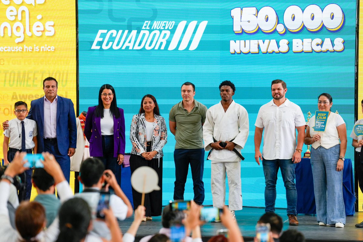 GildaAlcivarOk's tweet photo. 📍 Junto al presidente @DanielNoboaOk presentamos la tercera edición del programa #BecauseHeIsNice, en Guayaquil, que otorga 150.000 becas para el aprendizaje de inglés nivel A1. 📚🤝

¡Cada beca es una oportunidad real para crecer, soñar en grande y proyectarse al mundo! 🌎 https://t.co/8cFHdhYMOU
