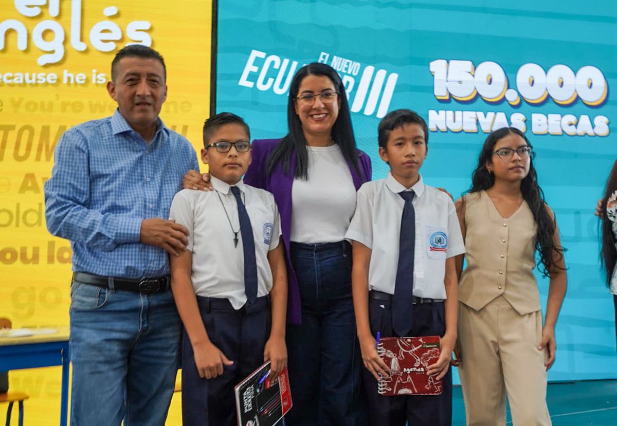 GildaAlcivarOk's tweet photo. 📍 Junto al presidente @DanielNoboaOk presentamos la tercera edición del programa #BecauseHeIsNice, en Guayaquil, que otorga 150.000 becas para el aprendizaje de inglés nivel A1. 📚🤝

¡Cada beca es una oportunidad real para crecer, soñar en grande y proyectarse al mundo! 🌎 https://t.co/8cFHdhYMOU