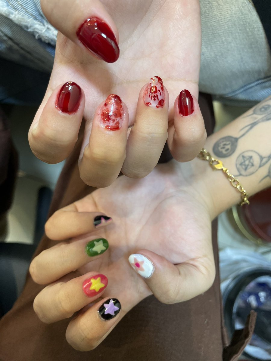 oii gente!! olhem minhas unhas (fiquei indecisa de qual fazia e deixei cada uma em uma mão)