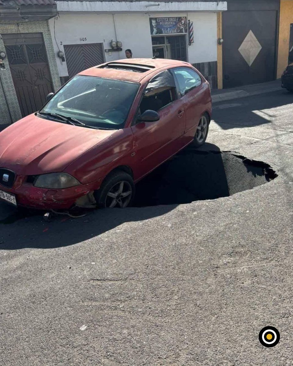 #Seguridad 🕳️ Se abre un socavón en avenida 68 Poniente, a unos metros de la calle 11 Norte. 

Como se aprecia en las imágenes, un vehículo casi es engullido por esta oquedad de grandes dimensiones.