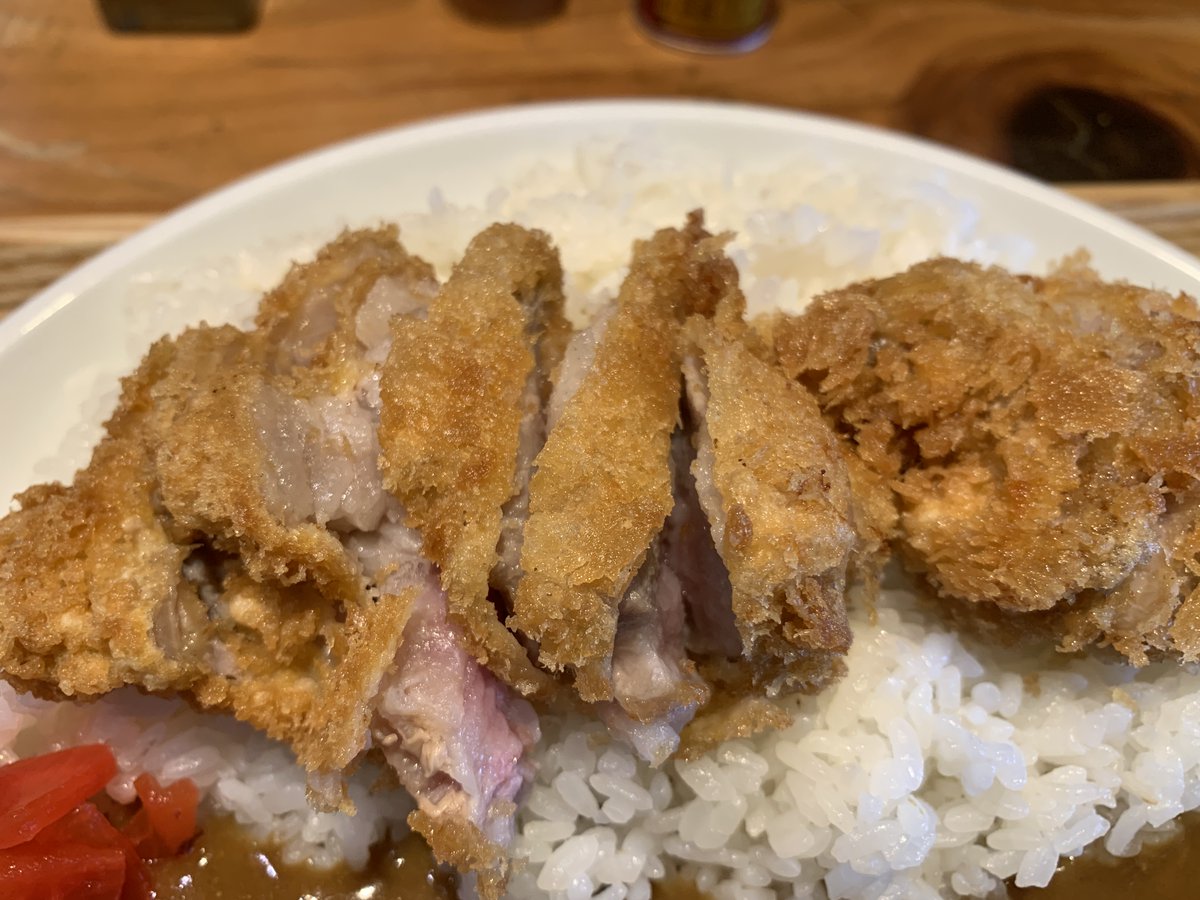 okinawasoba808's tweet photo. 定期的に攻めている沖縄そば屋のカレー。
南風原町にある『#中村商店』。
カレーそばも有名ですが、当然カレーも旨い。
沖縄そばに用いるアグーの出汁を使ったカレーは、味クーターで、カレー専門店とはまた違った味わい。
凝りす��ず、直球なのも良い。
それにしてもカツカレーを発明した人は天才🥄 https://t.co/9WLE0WaTo0