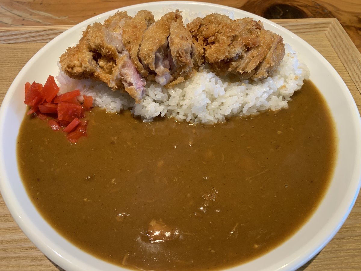 okinawasoba808's tweet photo. 定期的に攻めている沖縄そば屋のカレー。
南風原町にある『#中村商店』。
カレーそばも有名ですが、当然カレーも旨い。
沖縄そばに用いるアグーの出汁を使ったカレーは、味クーターで、カレー専門店とはまた違った味わい。
凝りす��ず、直球なのも良い。
それにしてもカツカレーを発明した人は天才🥄 https://t.co/9WLE0WaTo0