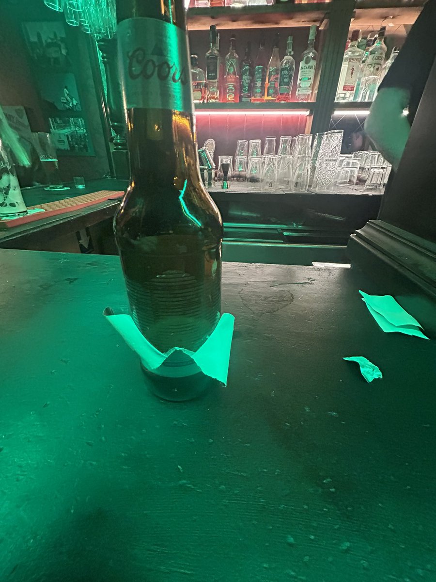 AutomaticBrett's tweet photo. Oh geez there’s girls at the bar https://t.co/jdMikRYpXs