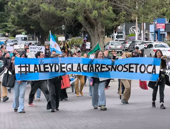 AnaMariaIanni's tweet photo. Cuando una ley se escribe para facilitar negocios, el ambiente pasa a ser un obstáculo.

Mañana el Senado trata una ley que baja la protección de los glaciares, con consecuencias permanentes. https://t.co/7sueWAsntW