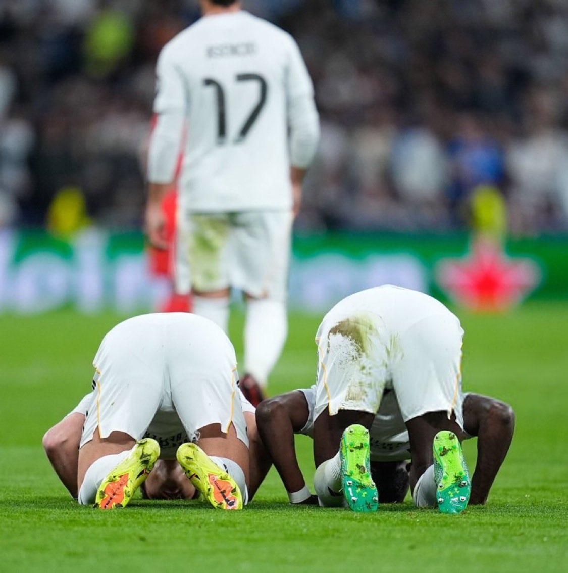 لقطة جميلة من مباراة اليوم بتواجد أردا غولير وروديغير وهما يسجدان شكراً لله.

#ريال_مدريد