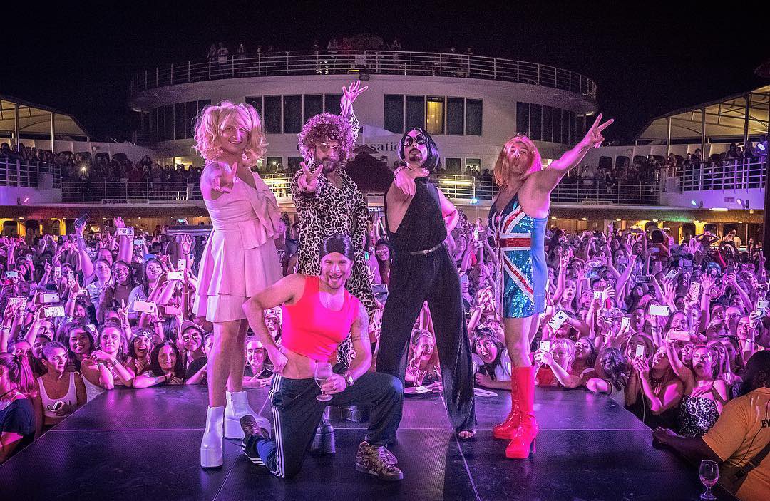 nickcarter's tweet photo. The boys and I know a thing or 2 about Girl Power ✌️ Can’t wait for Spice Girls night tonight on #TheMaskedSinger! Wishing best of luck to all the masks! @MaskedSingerFOX https://t.co/jJMCML67Vy
