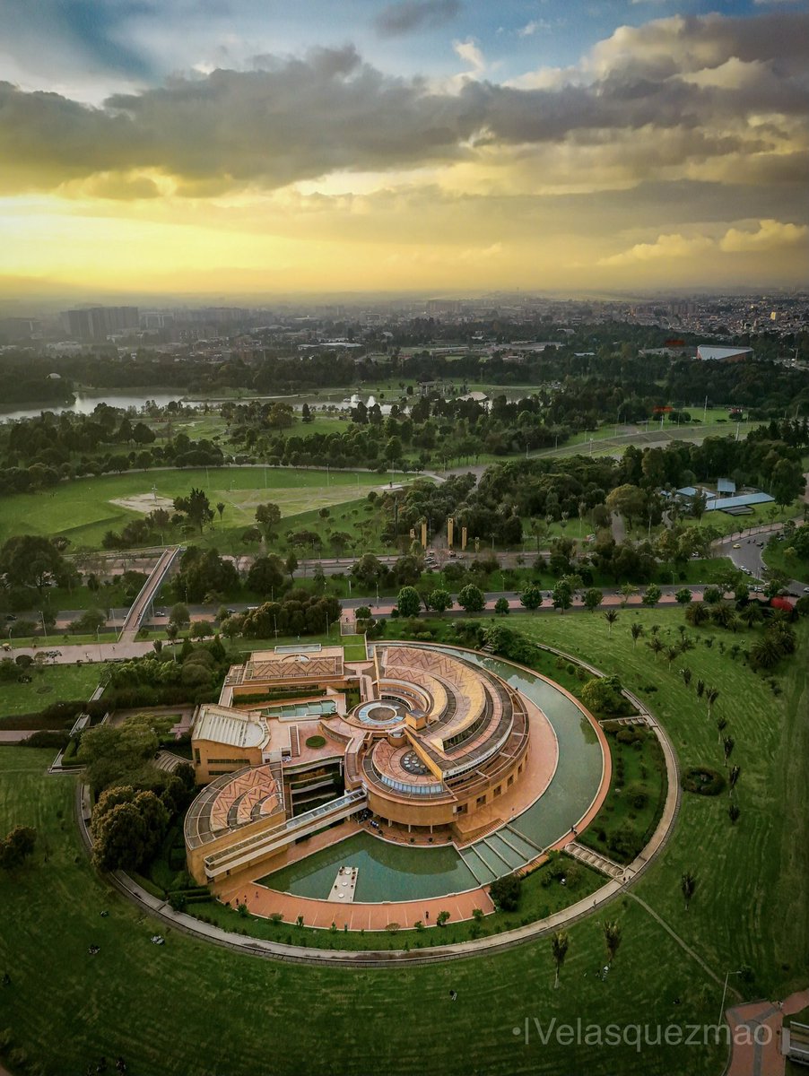 Tercera entrega de la Bogotá fotogénica. 📸🌅😍

Biblioteca Pública Virgilio Barco. 🌇

¿Qué lugares te gustaría ver en mis fotografías? 😊😊