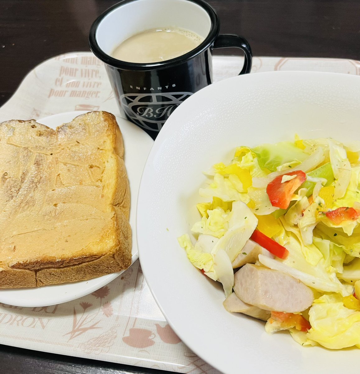 8時になりました🎺🎺🎺🎺🎺🎺
また雲に覆われた空☁️☁️ この後晴れるのでしょうか？
お天気の変化にもお気をつけて 今日も一日ご安全に🍀.⋆
 #グルーヴ929  #朝ごはん