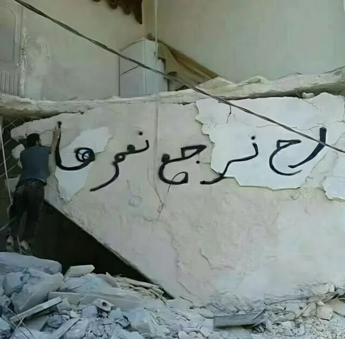saraaaahu's tweet photo. أشعر بأن من عاشوا في وسط الحرب لديهم نظرة للحياة لا نراها نحن.. قلبٌ آخر.
أشعر… ولكن لا أشعر بالحقيقة كما يشعرون هم بذاتهم، شعور الخوف، والقصف، والنيران، وزعزعة البيوت، والفقد المباشر ..

أتساءل، هل أصبحت قلوبهم أقوى بعد هذه المشاهد؟ أم ازداد بداخلهم الخوف، والقلق ،وسُرق الأمان؟ https://t.co/kHYxil0gF9