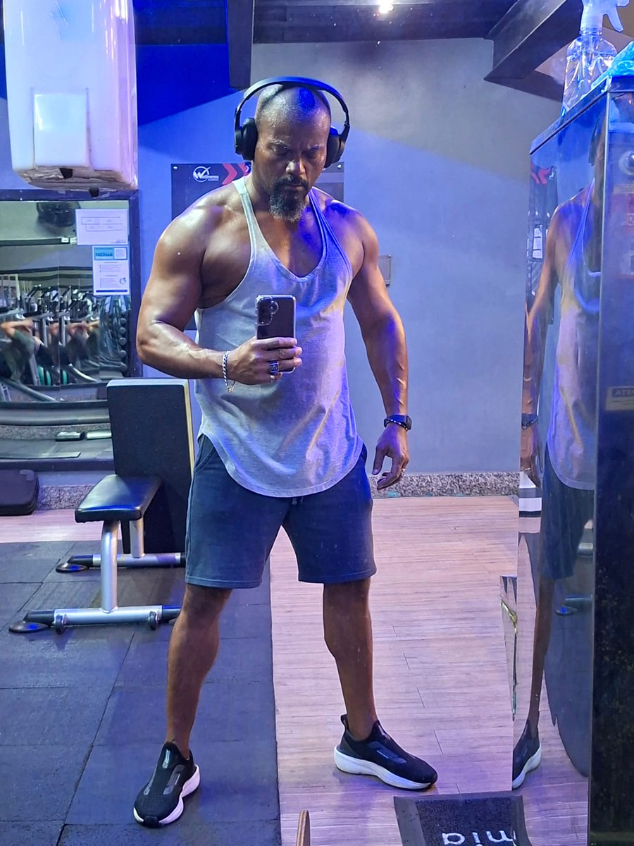 LL197743's tweet image. Fone no ouvido, mundo no mudo. O foco é comigo. 🎧⚡️

#motivação #gym #foco #musculação #saude