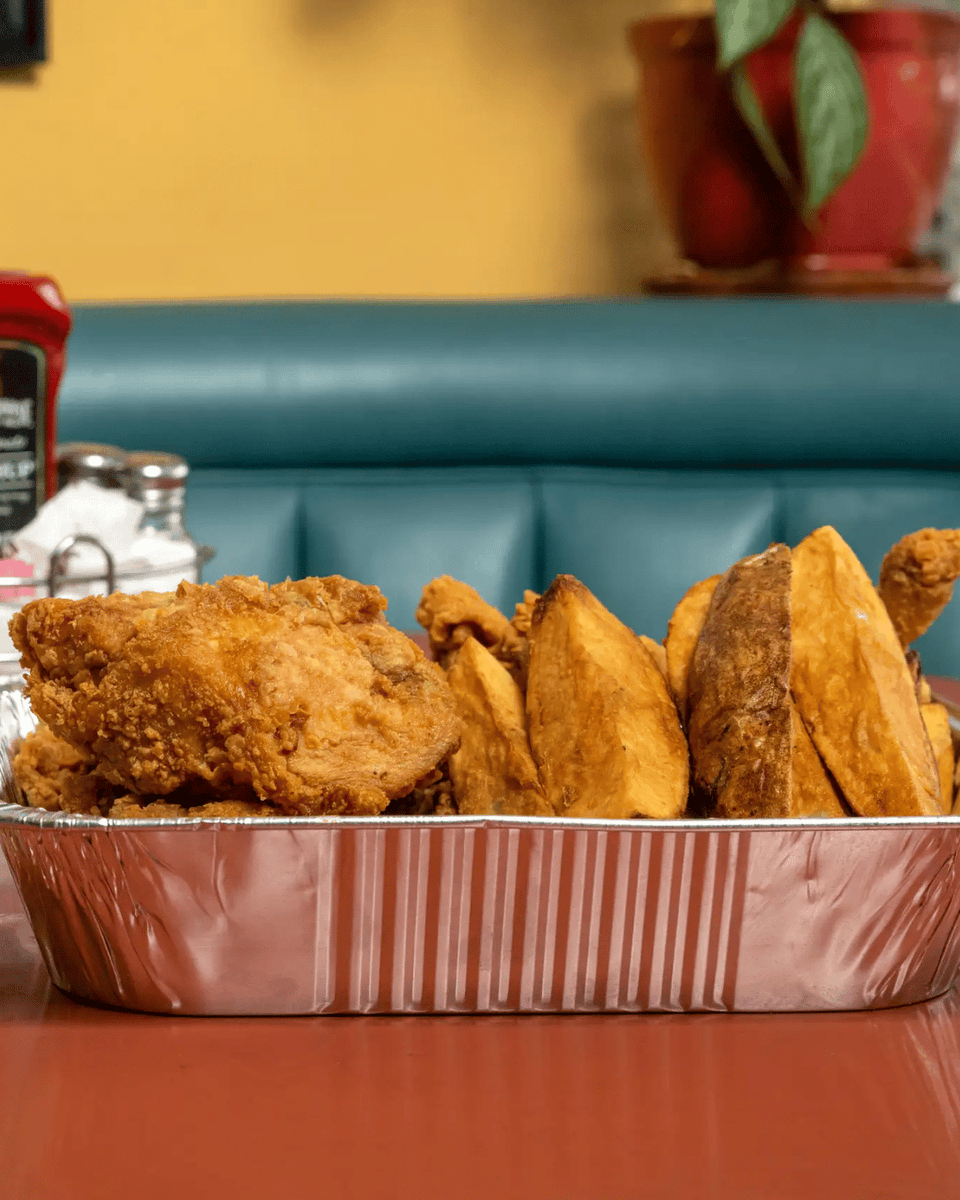 mikecamorlinga's tweet image. 🍻 Clocked out? It's time to clock in for some fun! Gather your coworkers, friends, or just yourself and head to Lulu's for the ultimate after-work unwind. Cheers to making weekdays feel like weekends! 🥂

#AfterWorkEscape #VanNuysEats #CheersToThat lulusrestaurant.com