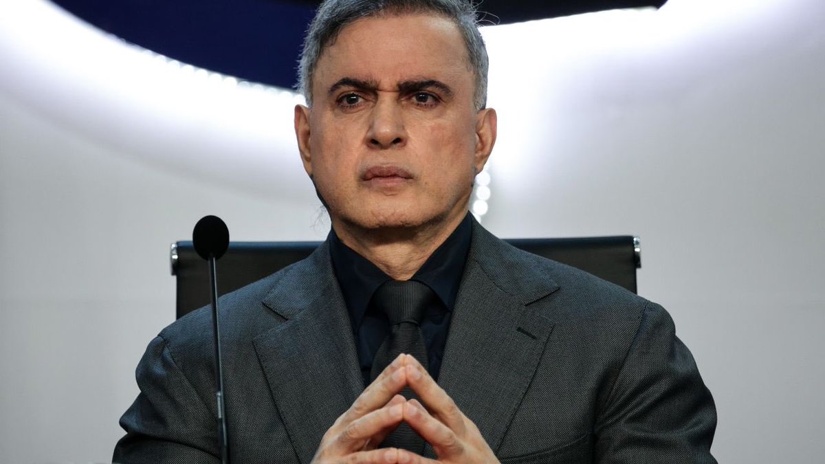 El que hasta ayer nos perseguía 
¿Hoy nos quiere defender?
Anda a escribir poesía 
No me vengas tú a joder