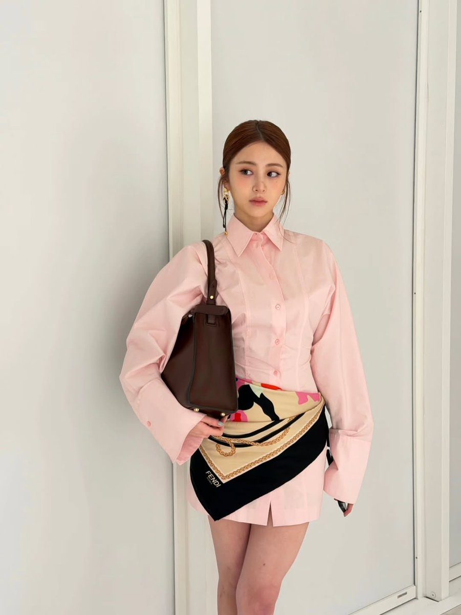 antimomoh12's tweet photo. My pinky angel 
#YUNJINxFENDI #FendiFW26 
#HUHYUNJIN #FENDI
#KAZUHA #Sakura #咲良 
#채원 #Chaewon #チェウォン 
#윤진 #Yunjin #ユンジン 
#카즈하 #Kazuha #カズハ 
#은채 #Eunchae #ウンチェ
#르세라핌 #LE_SSERAF https://t.co/vfeGlR475W