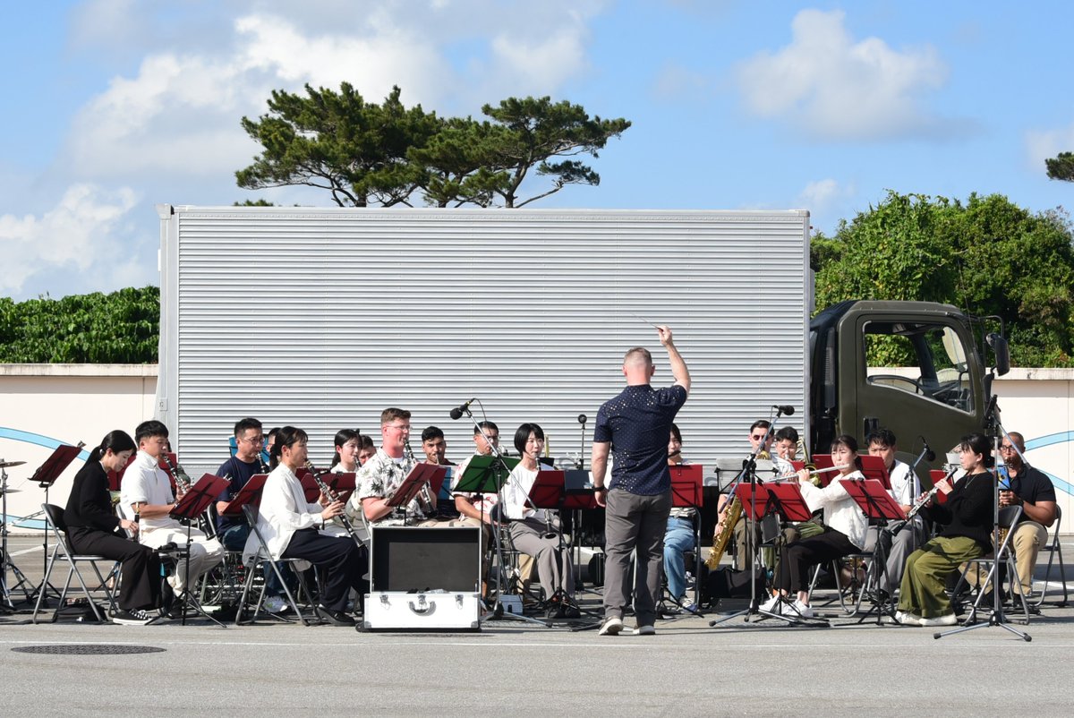 campmiyakojima2's tweet photo. 陸上自衛隊第１５音楽隊と第３海兵機動展開部隊（Ⅲ　MEF）音楽隊の前日練習の様子です(^^)/本番が楽しみですね！
＃宮古島　＃記念行事　＃演奏　＃前日　＃音楽 https://t.co/ef1mGN09rT