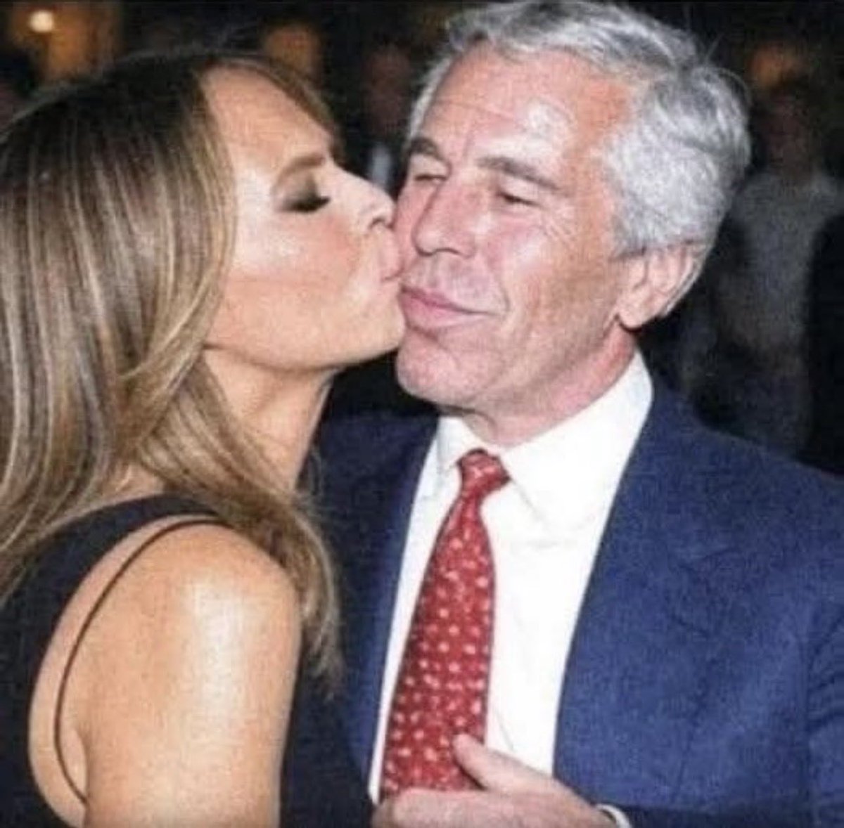 MadeInTheUSANJ's tweet image. Sooooooo is Melania the First Lady or Sloppy Seconds Lady?