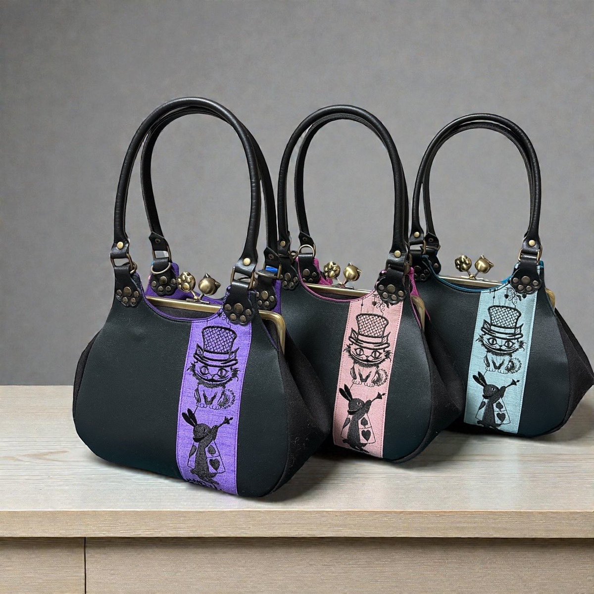 おはようございます☀ チシャ猫あおりバッグも、あと水色一色だけに