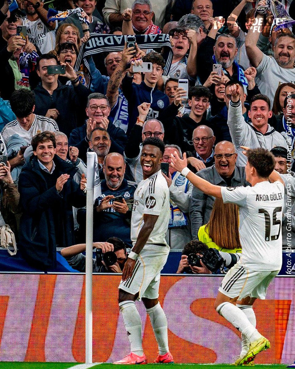 DoentesPFutebol's tweet photo. Uma imagem que representa mais do que a celebração do gol - outro gol em fase de mata-mata da Champions League. 

É a representatividade de quem levanta a voz contra o racismo, sofre as pesadas consequências disso, mas nunca deixa de sorrir, de dançar, e não aceita perder a própria alegria.

Vão tentar transformar esse momento de alegria em provocação. Se o fizerem, nada vai mudar. Ele vai seguir jogando, driblando, marcando gols e sorrindo. 

Provocando? Também. Na bola, nos gestos e, às vezes, nas palavras. Mas sem cruzar a linha entre o que é do jogo e o que é inaceitável.

Vini é assim. Um moleque capaz de continuar no seu ritmo, no seu estilo, fazendo o que ama com alegria enquanto dá voz e representa milhões de pessoas no mundo todo. 

Ele nunca pediu por isso, é importante lembrar. Ele apenas não aceitou ser mais uma vítima silenciosa e com medo de denunciar os ataques que sofre.  

Nos maiores palcos do futebol ele resolveu falar usando a voz e os pés. E quanto mais se incomodarem, mais ele vai responder. 

No drible. No gol. Na dança e no sorriso. A alegria é o que mais incomoda aqueles que tentam calar sua voz. 

Pro azar deles, Vini já mostrou que serão derrotados. Dentro e fora de campo.