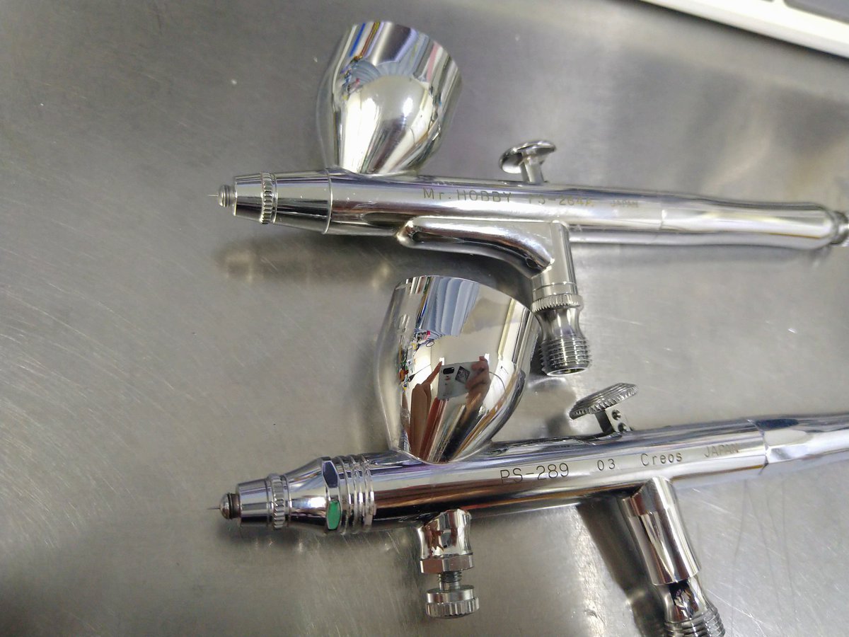 エアブラシのカップのフタかー。
ニードルキャップすらしてないや🤣🤣

上向けて吹くことあればフタするかなぁ🤔