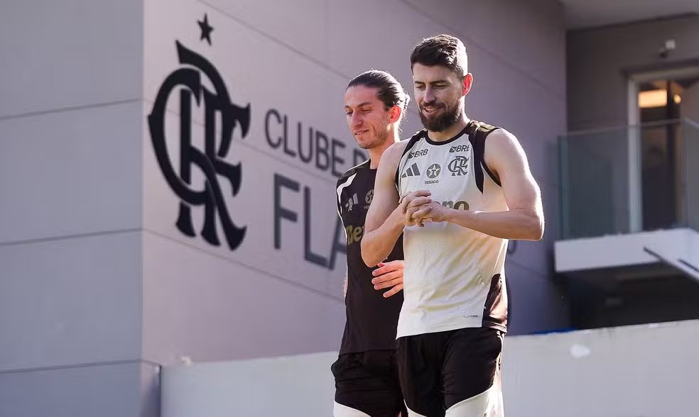 CentralFlaNacao's tweet photo. Provável escalação para amanhã, de acordo com o @geglobo 

Rossi; Varela, Léo Ortiz, Léo Pereira e Alex Sandro; Pulgar, Paquetá e Arrascaeta; Carrascal (Luiz Araújo ou Plata), Cebolinha (Lino) e Pedro.