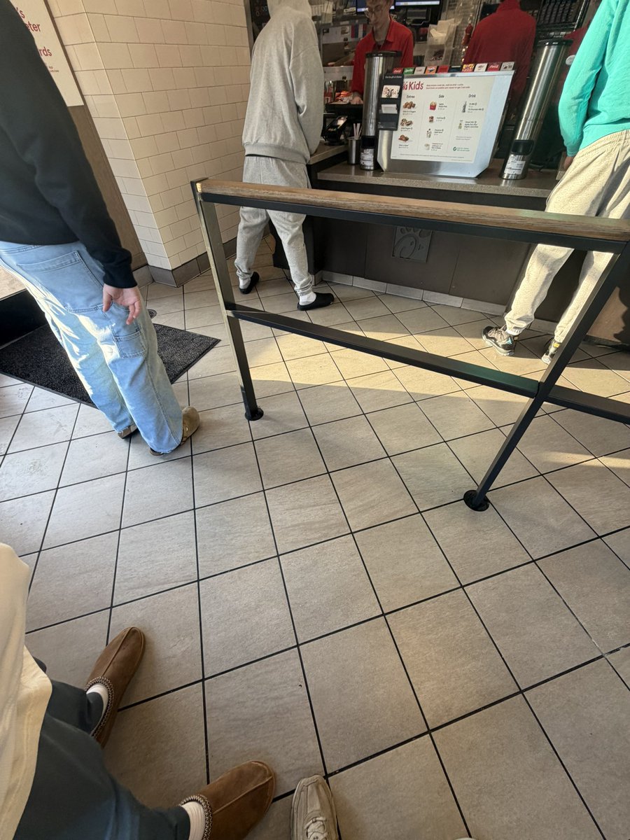 Bro pull up ur pants #saggin