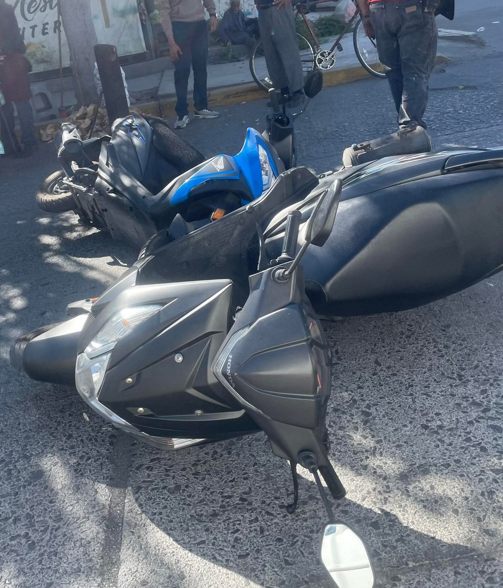⚠️ ÚLTIMA HORA: Percance Vial ⚠️
Se registra un accidente sobre la calle Efraín González Luna, a la altura del puente en Ocotlán. Dos motociclistas se vieron involucrados en una colisión.