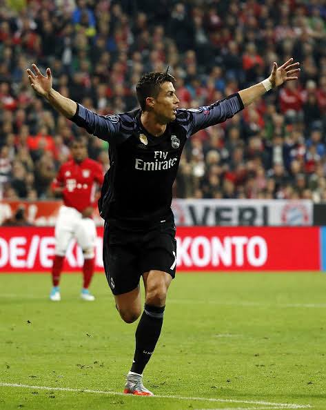 Black kit. Bayern away. Big 7.