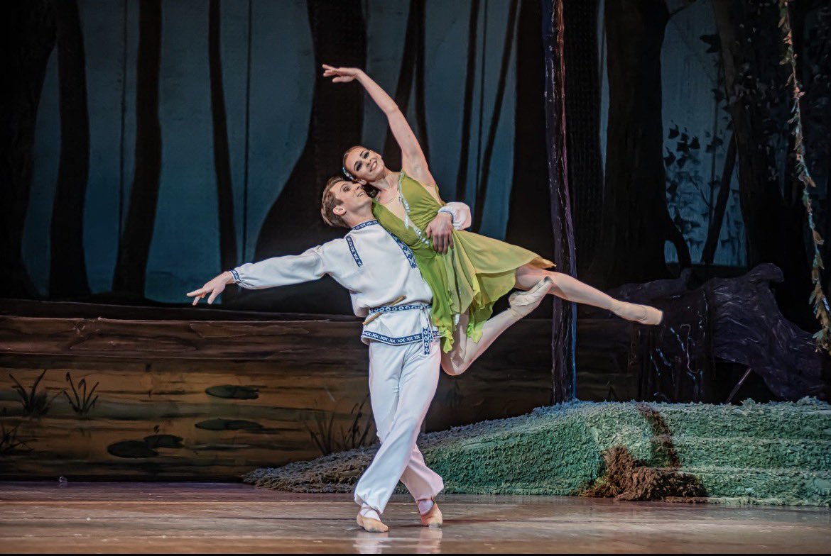 レシヤ・ウクライーンカ『森の歌（Лісова пісня）』あらすじ
バレエにもなっています。

初演：1911年執筆

⸻

1. 舞台設定

物語は、ポリーシャ地方の森と湖を舞台に、人間の世界と精霊の世界が交差する空間で展開します。森には水の精霊、水妖、森の主、妖精たちが生きています。