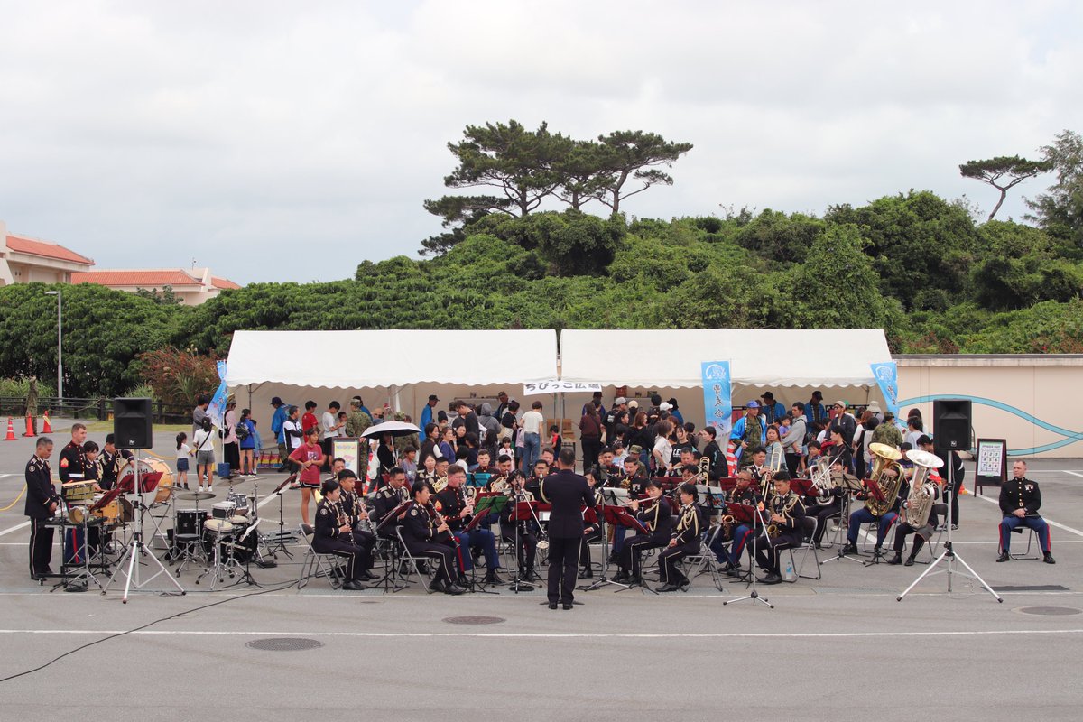 campmiyakojima2's tweet photo. 本日は７th CAMP MIYAKOJIMA FESTIVAL日米合同演奏会の様子です！第１５音楽隊と第３海兵機動展開部隊（Ⅲ　MEF）の音楽隊が演奏会を行ってくれました(^^)/とても素敵なハーモニーと迫力のある演奏でした！
＃宮古島　＃記念行事　＃演奏　＃感動　＃迫力 https://t.co/yxsUc6OYBV