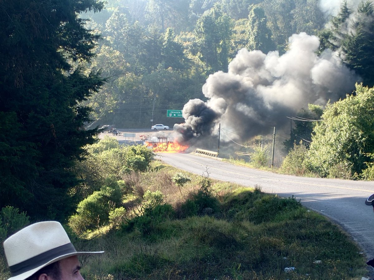 DefensAmbi's tweet photo. 🔥Incendios provocados: 

Quemas para causar terror colectivo, aparte de cubrir sus huellas y eliminar evidencia (plantíos/ laboratorios/etc). Generan CO2 empeorando la calidad del aire y haciendo más propenso el ecosistema al cambio climático. 

Imagen: quadratín https://t.co/5MXbozHgPF