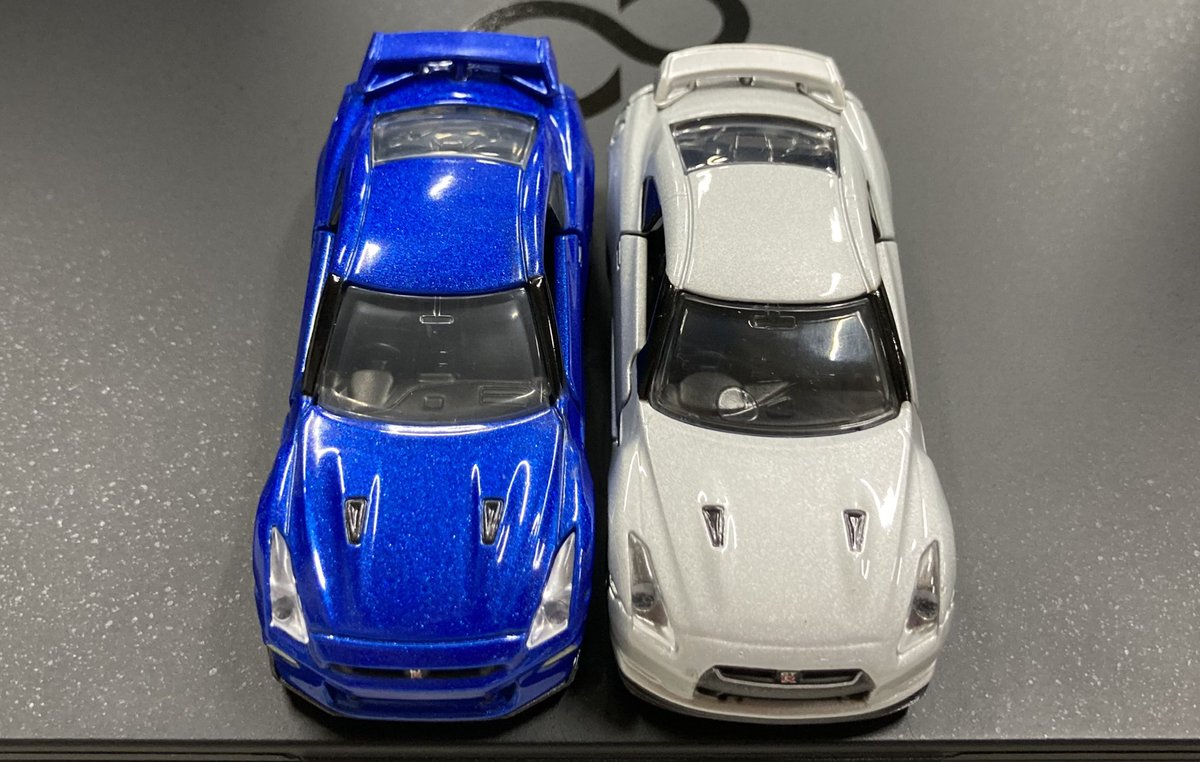 トミカプレミアムのR35日産GT-R。大胆なワイドデフォルメを敢行した17番2008モデルと、レギュラートミカ寄りに戻った49番2025モデル。同じ1/62スケールでありながらディメンションが全く異なるのが興味深いです。