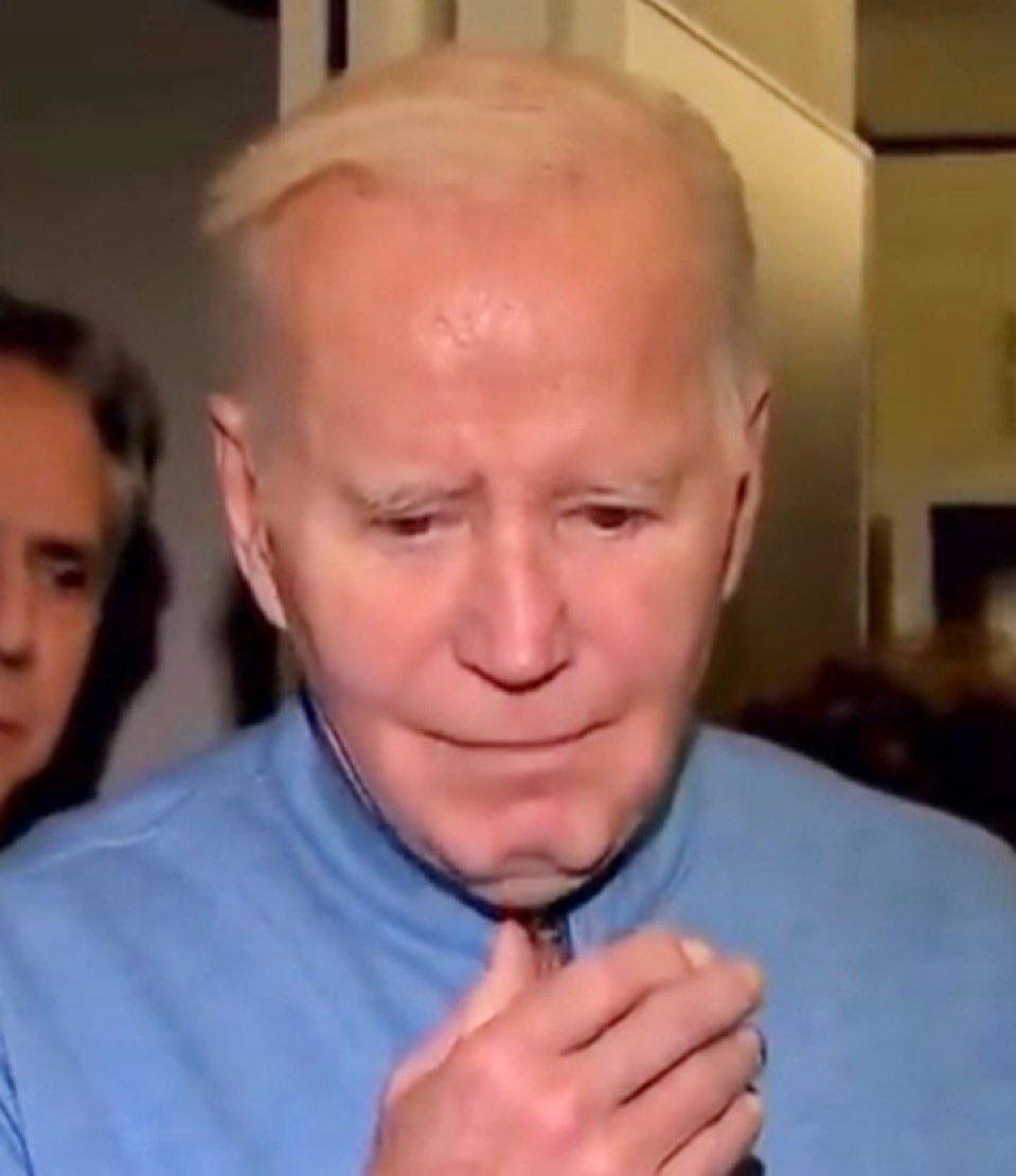 Heatherc_77's tweet photo. 🍿 The World is Waking Up: Joe Rogan and Jim Breuer Roast ‘Tall Biden’

@joeroganhq calls him an impostor with basketball legs doing a Biden impression.

Tall Biden is just one of the many glitches: Remember sagging ballsack chin Biden and Biden with the silicon neck that folds when he itches it? 

The illusion is crumbling fast for the FAKE Biden. 

Which Biden was your favorite? 🎥🎬