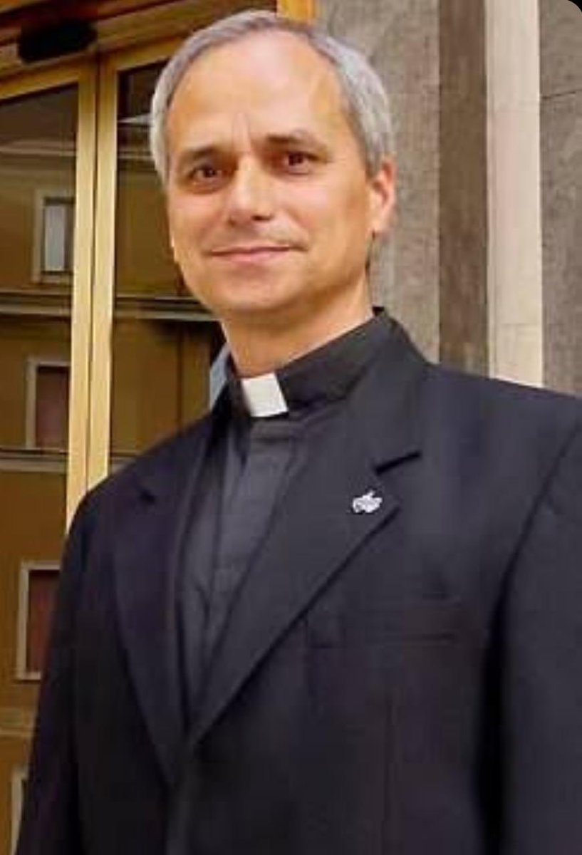 I don't know about you, but I'm already anxious for news about our Lion... I wish I were a little ladybug to snoop around this Lenten retreat. While we wait, let's remember one of the first photos that went viral of then-Father Roberto after the conclave.”Guapo”!