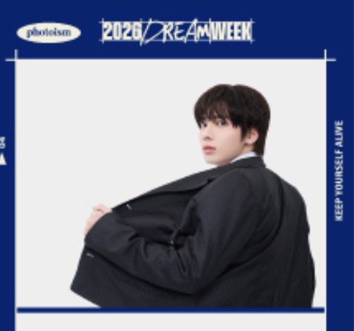 これはバックする時助手席のシートに手を掛けて後ろを確認している