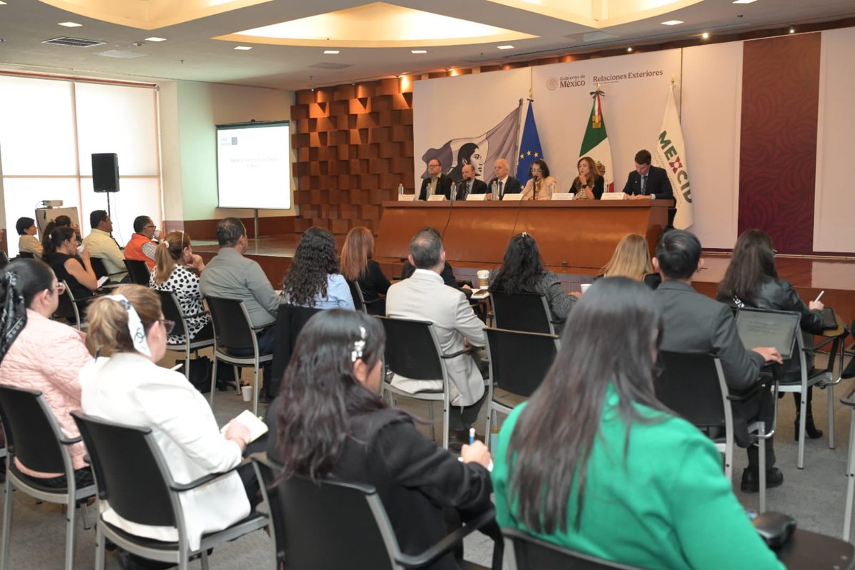 AMEXCID's tweet photo. Celebramos una nueva alianza estratégica  con la  @UEenMexico  🇪🇺🇲🇽.

A través de #GlobalGateway, unimos fuerzas con el sector privado y sociedad civil para impulsar:

🌱 Empleos verdes
🔋 Transición energética
🛠️ Producción nacional

Con estas aciones la #AMEXCID impulsa el talento mexicano para el mundo.