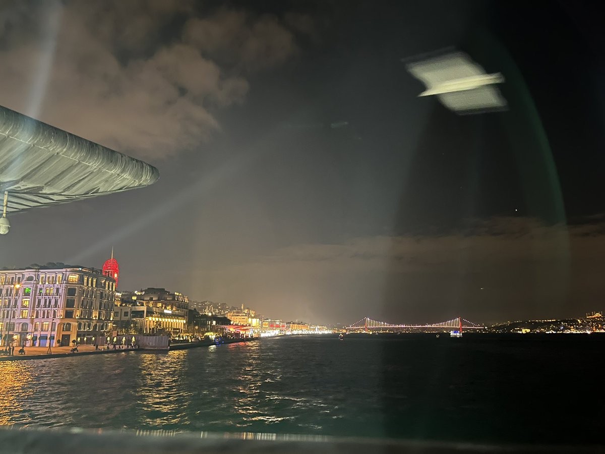 balıklar ucar kuslar yüzer 
gökyüzü yemyesil 
ben de seni düsünmeyi bıraktım
bu yoldan dönen utansın