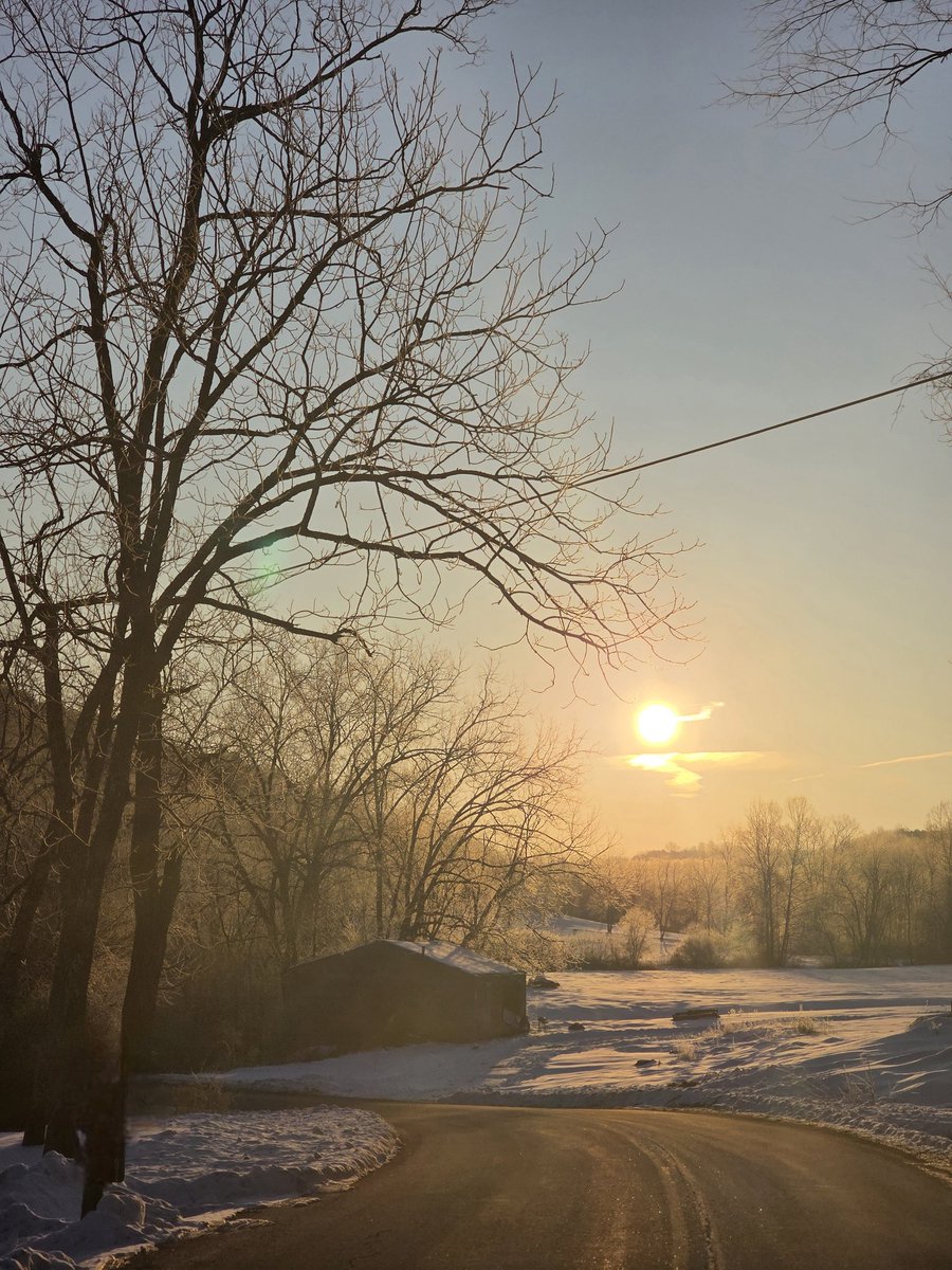 obsidian82's tweet photo. #hockinghillsohio #sunrise #countryliving #wintermorning https://t.co/27z4ALJX1d