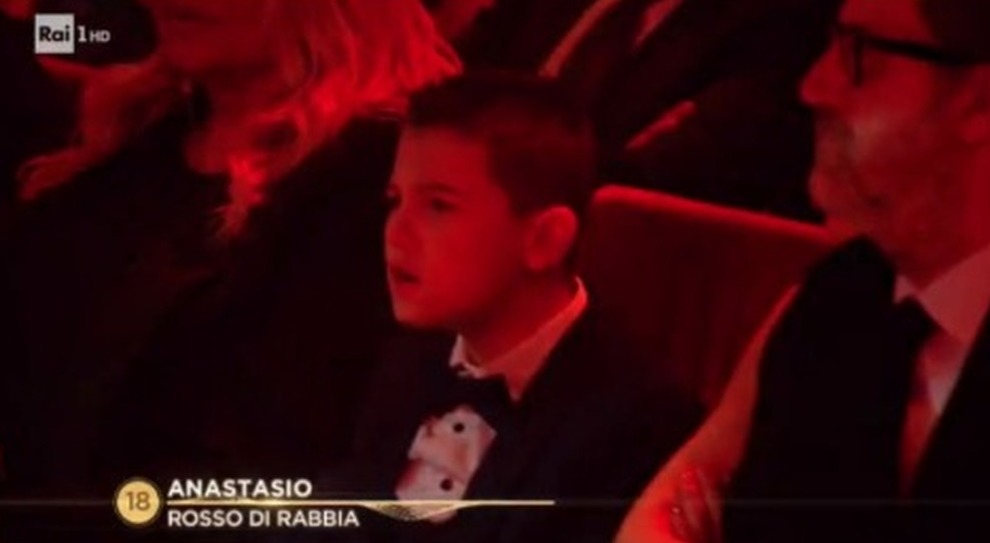Angela_akz's tweet photo. "il bambino sta dormendo?"
Il bambino di Carlo Conti ha 12 anni
Questo era José Sebastiani a 12 anni mentre suo padre conduceva Sanremo:

#Sanremo2026 https://t.co/DQKB01QAZa