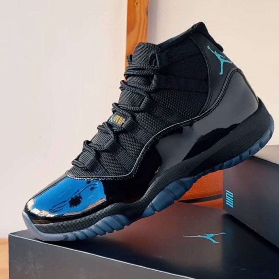 SNKR_TWITR tweet media