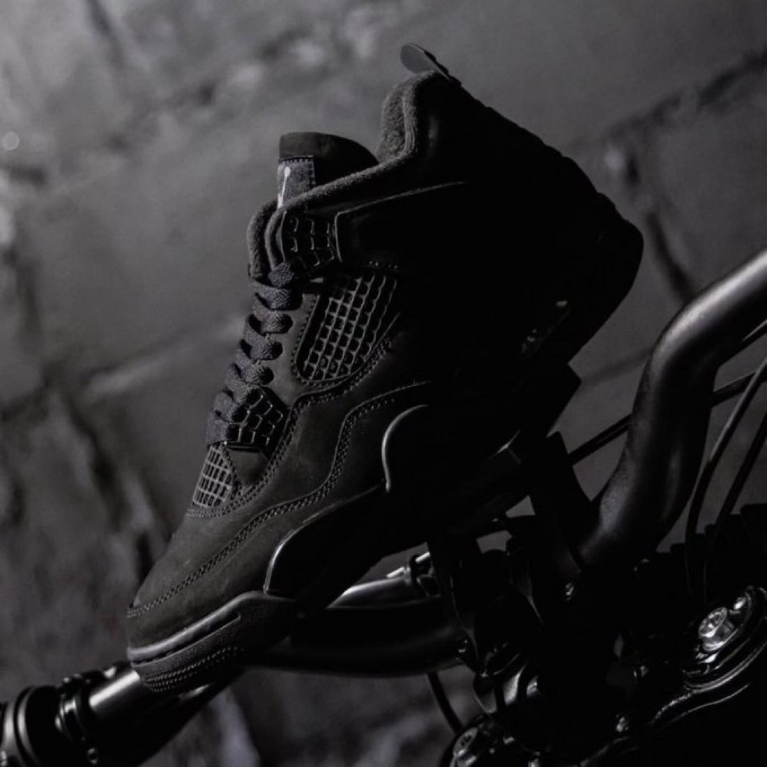 SNKR_TWITR tweet media