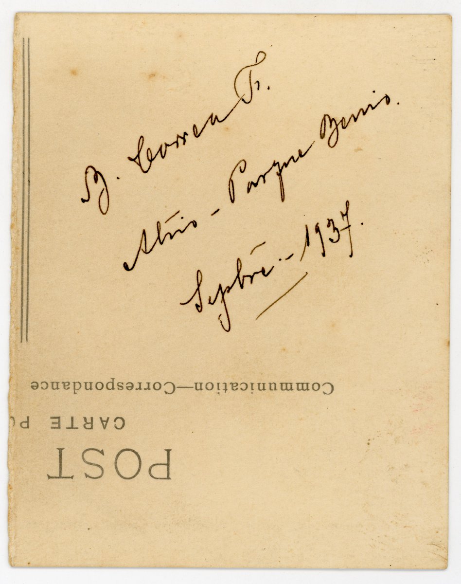 En 1.937, tras ocho años de publicarse "Viaje a pie", fue tomada esta fotografía de #FernandoGonzález , en el Parque Berrío de #Medellín , junto a su compañero de travesía, don Benjamín Correa. Una amistad que perduró en el tiempo. Fotografía: Archivo Histórico #Otraparte
