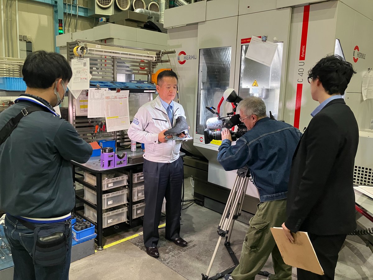 Yamaichi_SS's tweet photo. 昨晩放送の「ワールドビジネスサテライト（テレビ東京系列）」にて、弊社のYS BLADESをご紹介いただきました！
記者会見での「りくりゅうペア」のコメントとともに取り上げていただき、弊社のモノづくりへの想いを丁寧に伝えてくださいました。 https://t.co/hroWVL1l4z