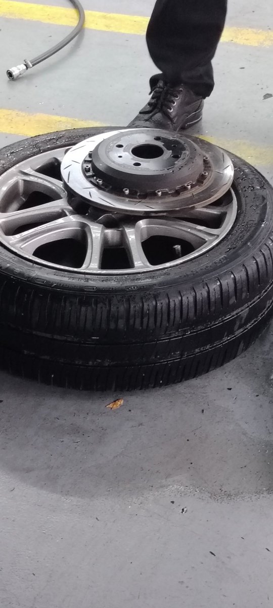 HaminkuAP1's tweet photo. me posting my life? impossible
anyway look
internship as a mechanic, and a myvi which came in a long while back had disc brakes on the rear
THEY WERE DRUMSC BRAKES
(the caliper had pads, and it was connected to a brake line, i don't doubt both work) https://t.co/KIuWPGx5Th