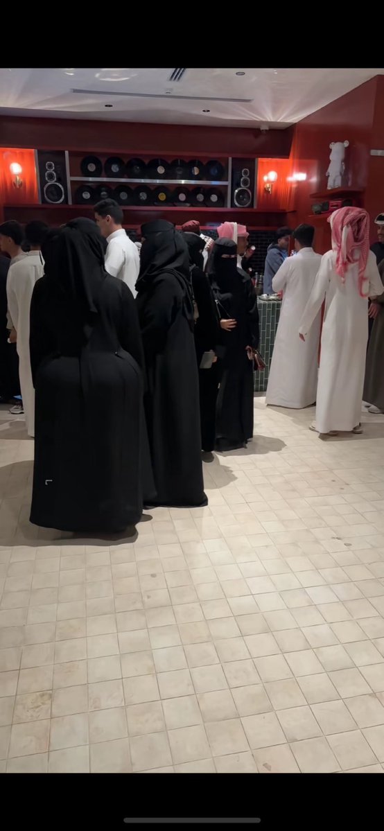 ايش هو سبب ان المراة المربربة عليها نظرة الرجال

 اكثر من المراة النحيفة ⁉