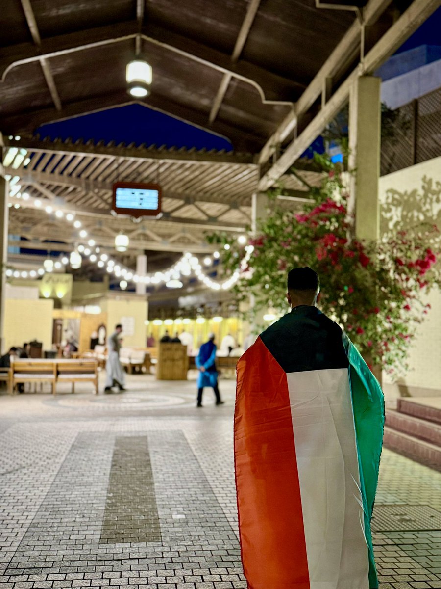 3mor_2000's tweet photo. اليها انتهي حيث ابدأ .. مأواي وانتمائي والمنشأ.. وفاقد الامان في الدنيا لحنانها وحضنها يلجأ..❤️
عيّدي يا كويت يا احلى بلد🇰🇼❤️ https://t.co/ZwMdWCCp5J