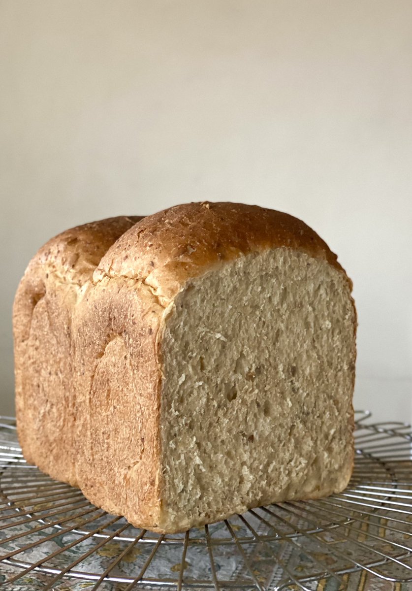 今日の朝食は自作パン。
黒糖とオートミール、シード類入り🍞